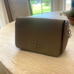 Super versatile, cute Tory Burch cross body purse